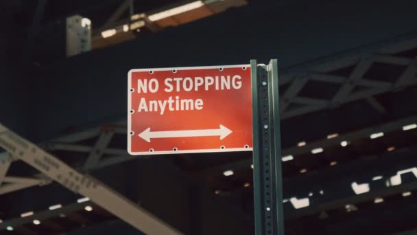 Panneau de signalisation interdisant l'arrêt à tout moment
 - Séquence, vidéo