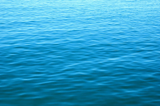 Sinisen meren pinta aaltoineen. Veden tausta. - Valokuva, kuva