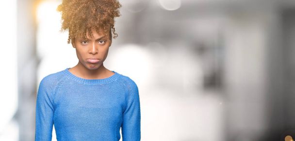 Mooie jonge Afro-Amerikaanse vrouw op geïsoleerde achtergrond depressief en bang voor nood, huilen, boos en bang. Triest expressie. - Foto, afbeelding