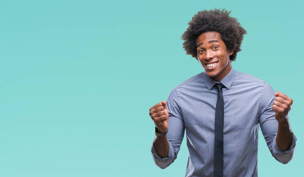 Uomo d'affari afro-americano su sfondo isolato molto felice ed eccitato facendo gesto vincitore con le braccia alzate, sorridente e urlando per il successo. Concetto di celebrazione
. - Foto, immagini