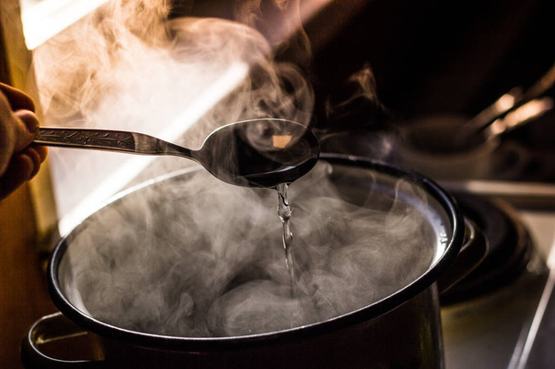 steam from the pan in the kitchen - Φωτογραφία, εικόνα