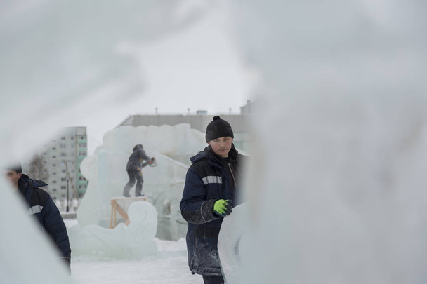 Egy jégváros rendezésével foglalkozó munkás portréja - Fotó, kép