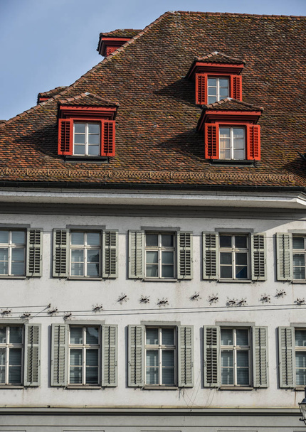 Edificio histórico en Lucerna, Suiza. Lucerna (Luzern) es una hermosa ciudad pequeña en el corazón de Suiza
. - Foto, imagen