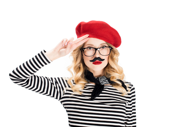 ελκυστική γυναίκα σε γυαλιά και κόκκινο μπερέ με ψεύτικο μουστάκι που απομονώνονται σε λευκό  - Φωτογραφία, εικόνα