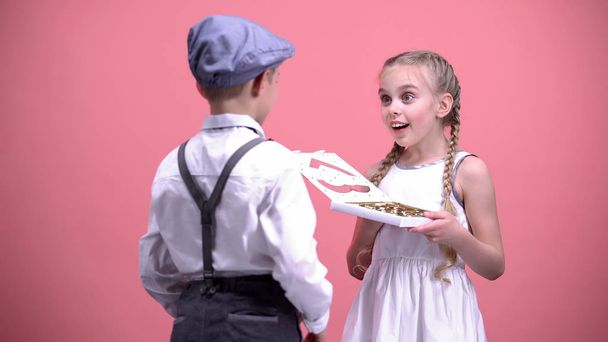 Kisfiú bemutató cukorka, csokoládé, hogy meglepett barátnője, Valentin-nap - Fotó, kép
