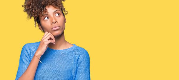 Güzel genç Afro-Amerikan kadın elle çene düşünme hakkında soru, dalgın ifade izole arka plan yüzünden. Düşünceli yüzüyle gülümsüyor. Şüphe kavramı. - Fotoğraf, Görsel