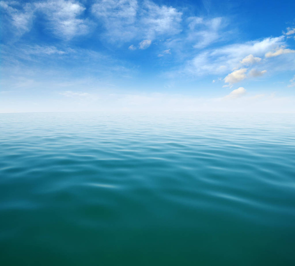Kék tenger felszíne az égen - Fotó, kép