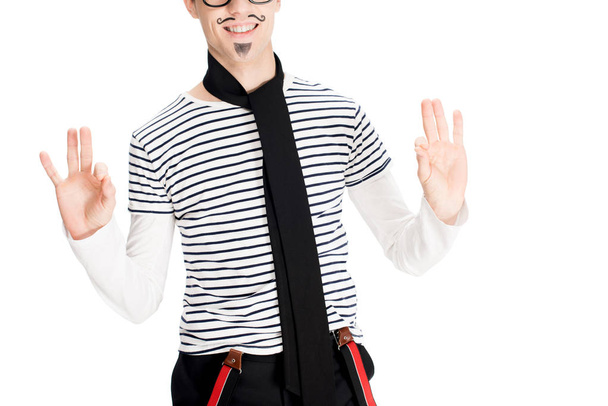vista cortada de homem alegre com bigode sorrindo isolado no branco
  - Foto, Imagem