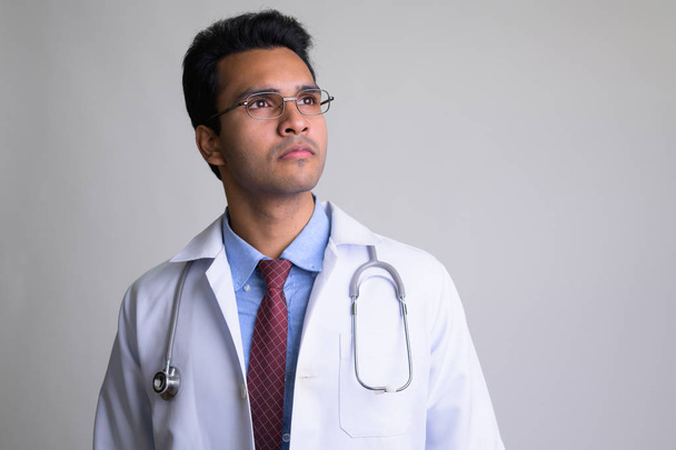 Portrait de jeune homme indien médecin pensée
 - Photo, image