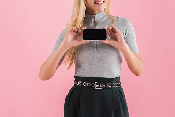 περικοπεί προβολή της γυναίκας δείχνει smartphone με κενή οθόνη, απομονώνονται σε ροζ - Φωτογραφία, εικόνα