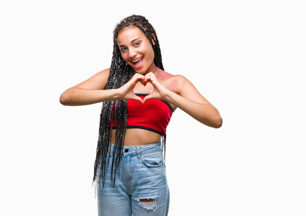Nuori punottu hiukset afrikkalainen amerikkalainen pigmentti virheellinen syntymämerkki yli eristetty tausta hymyillen rakastunut osoittaa sydämen symboli ja muoto kädet. Romanttinen käsite
. - Valokuva, kuva