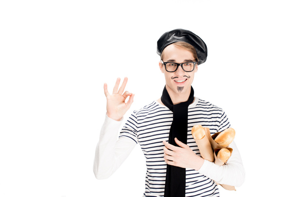 sonriente francés hombre sosteniendo sabrosas baguettes y mostrando ok signo aislado en blanco
  - Foto, imagen