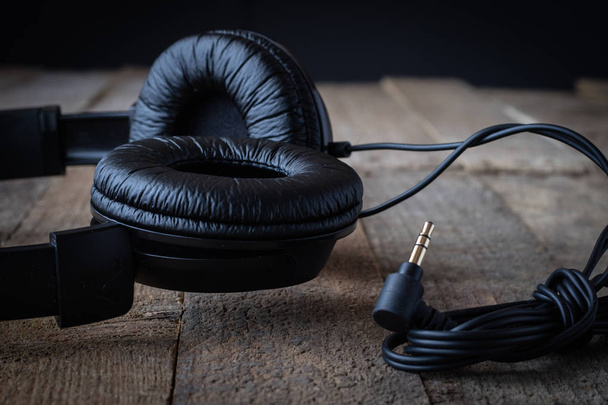 Headphones for listening to music on a wooden table. - Fotografie, Obrázek