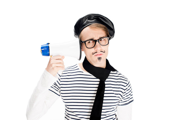 Francouzský muž v brýlích a baret drží megafon ucha izolované na bílém  - Fotografie, Obrázek