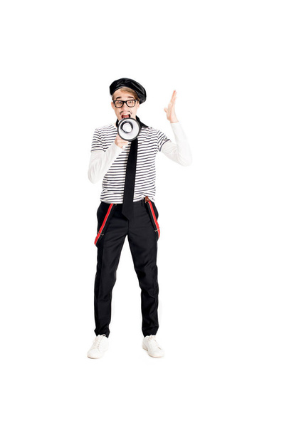 француз в очках, кричащий в мегафоне изолированный на белом
  - Фото, изображение