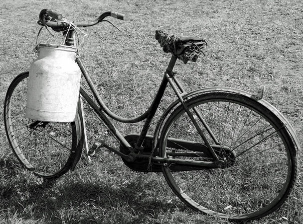 Fahrrad mit kaputtem Sattel und Milchkanne mit Schwarz-Weiß-Effekt - Foto, Bild