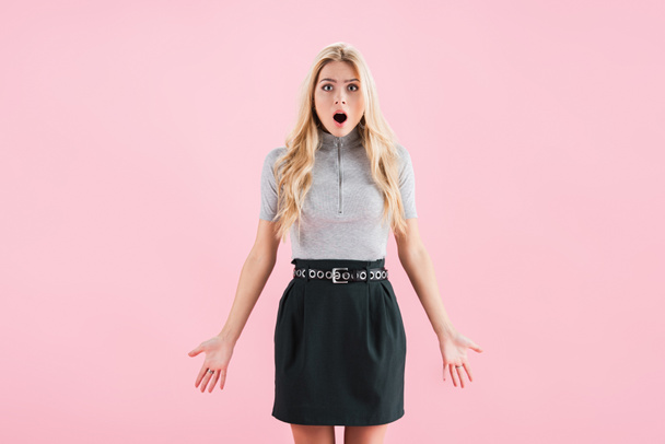 shocked blonde woman posing isolated on pink - Foto, Imagen