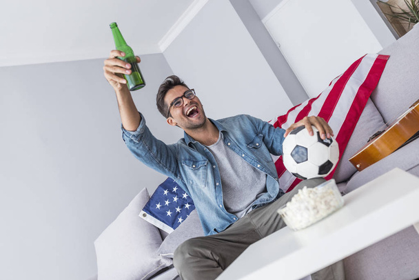 Portret mężczyzny, oglądanie piłki nożnej w domu - Zdjęcie, obraz