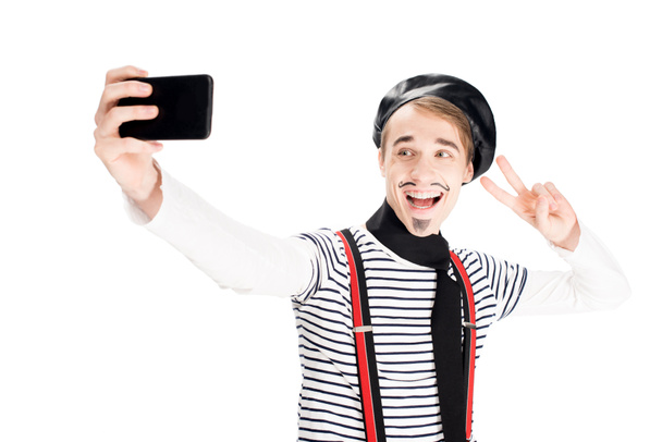 ευτυχισμένος άνθρωπος Γαλλικά λήψη selfie σε smartphone που απομονώνονται σε λευκό  - Φωτογραφία, εικόνα