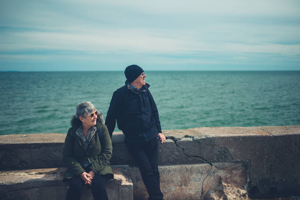 Una coppia anziana si rilassa e gode la pensione al mare
 - Foto, immagini