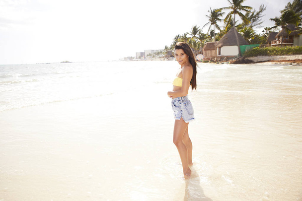 Pretty young beach girl looking at camera, Mexico - Zdjęcie, obraz