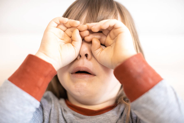 Una niña está llorando Niños
 - Foto, imagen