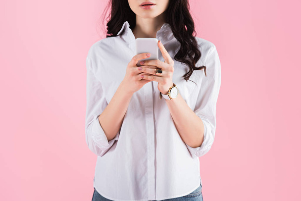 vista cortada de mulher usando smartphone isolado em rosa
 - Foto, Imagem