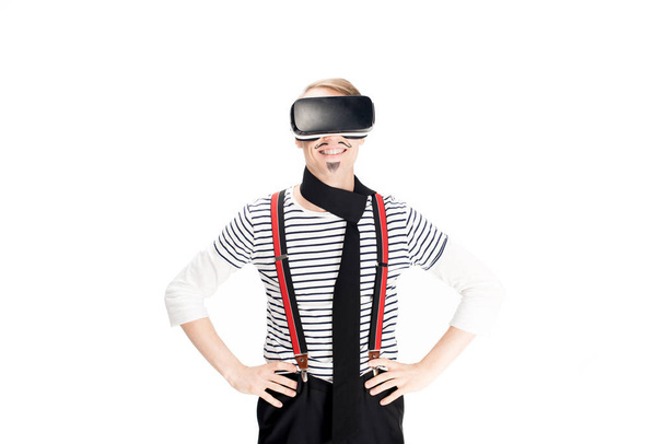 veselý muž s knírkem použití izolované na bílém soupravu pro virtuální realitu  - Fotografie, Obrázek