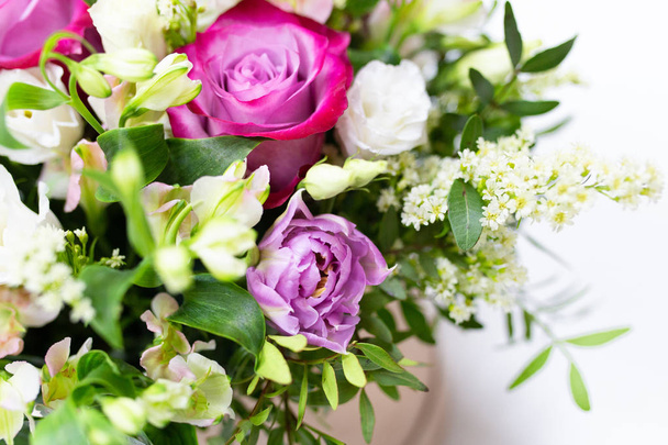 Ніжна квіткова композиція в круглій коробці (кольори: білий, зелений, рожевий, бежевий
) - Фото, зображення