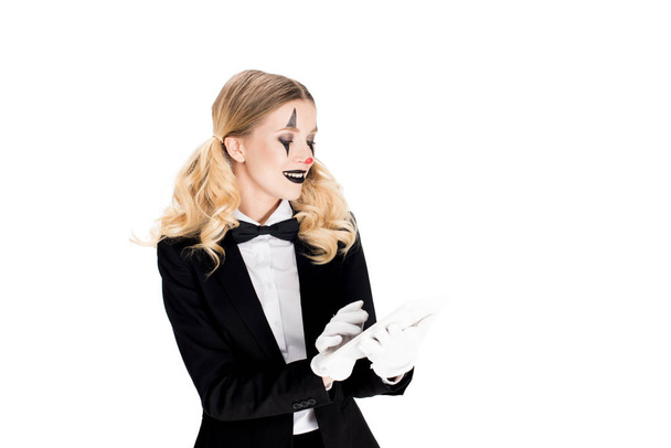 usměvavá blondýnka klaun psát digitálním tabletu izolované na bílém  - Fotografie, Obrázek