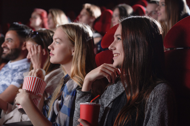 Vrouw kijken naar film in moderne cinema. - Foto, afbeelding