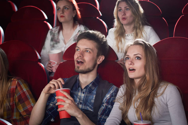 Couple choqué regardant l'écran au cinéma
. - Photo, image