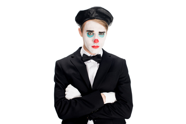 clown sconvolto in giacca e cravatta nera in piedi con braccia incrociate isolate su bianco
  - Foto, immagini