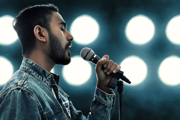 Singer singing with microphone - Zdjęcie, obraz