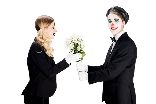 白で隔離の女性に花束を与える笑顔のピエロ  - 写真・画像