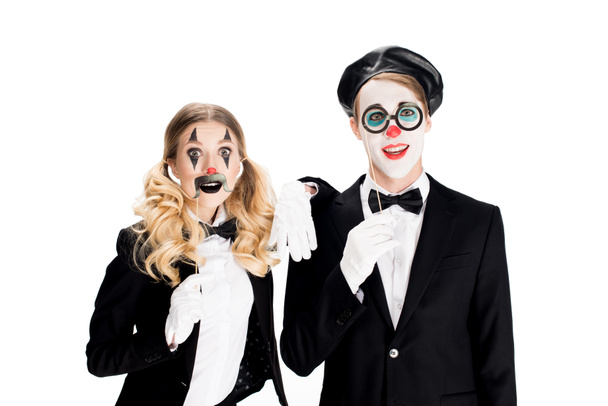 vrolijke clown met nep glazen en snor op stokjes geïsoleerd op wit  - Foto, afbeelding