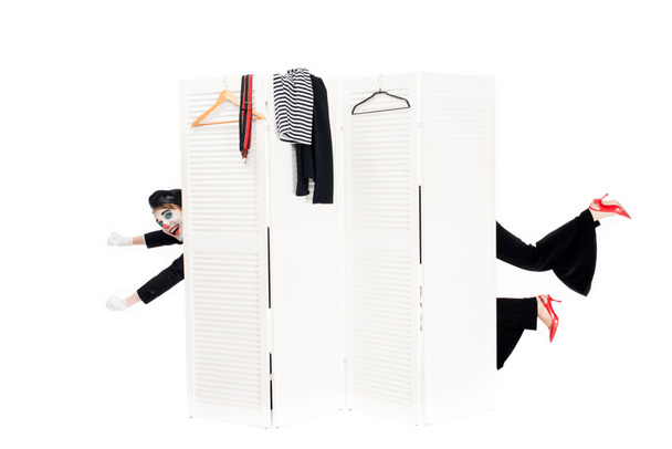 обрізаний вид смішних клоунів, що виглядають з дверей вбиральні ізольовані на білому
  - Фото, зображення