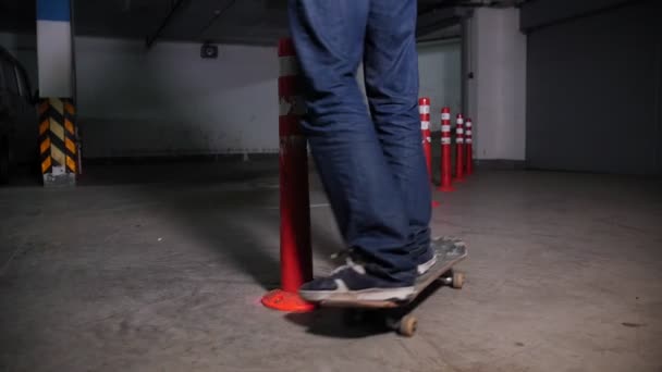 駐車場の若い男が軍隊との彼のボードにスケート ボードの色します。障害物の周りスケート彼のスケート ボードのスキルを訓練 - 映像、動画
