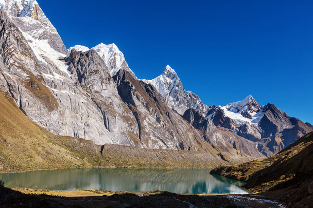 Piękne górskie krajobrazy w Cordillera Huayhuash, Peru, Ameryka Południowa - Zdjęcie, obraz