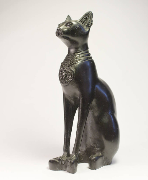 Bast, or Bastet (Egypt. B3stt) - the ancient Egyptian goddess of joy, fun and love, female beauty, fertility, hearth and cats, which was depicted as a cat or a woman with a cat's head. - Fotó, kép