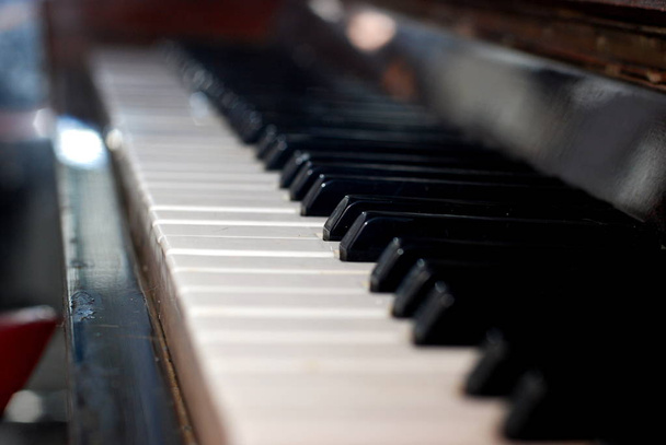 clavier piano rétro avant de jouer
 - Photo, image