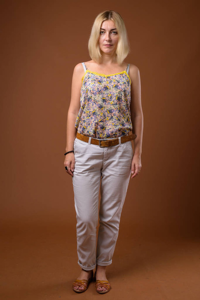 Beautiful businesswoman with short blond hair standing - Foto, Imagen