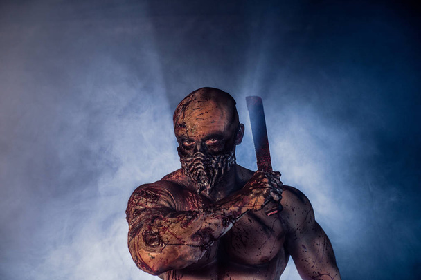 портрет чоловічого вбивці зомбі з мачете на тлі туману
 - Фото, зображення