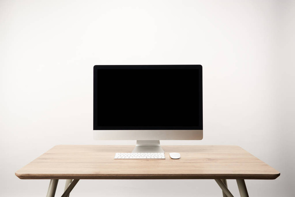 local de trabalho com computador desktop em mesa de madeira isolada em branco com espaço de cópia
 - Foto, Imagem