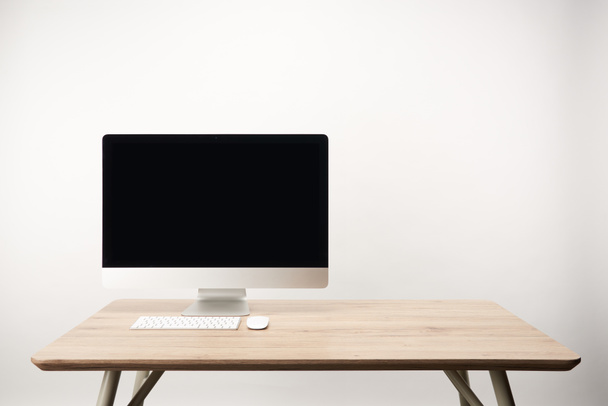 munkahelyen asztali számítógéppel, a fából készült asztal elszigetelt fehér hely másolás - Fotó, kép