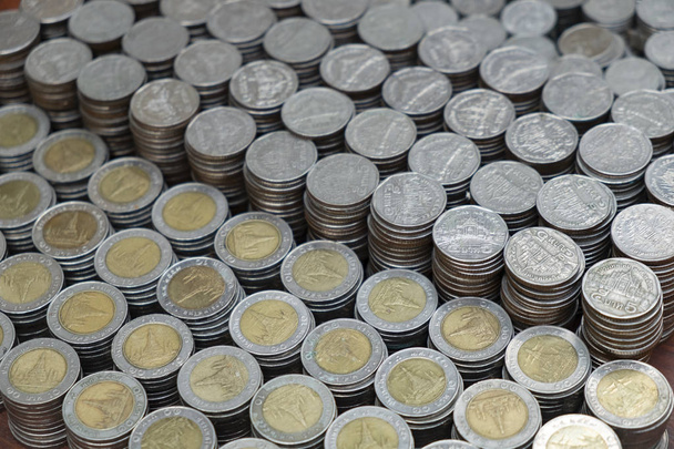 Montones de monedas de pila en textura de escritorio de madera de fondo, dinero para la inversión de planificación de negocios y el concepto de ahorro
 - Foto, imagen