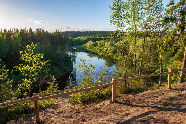 ciel bleu et nuages se reflétant dans l'eau calme de la rivière Gauja à Latvia en automne. marcher sur la rive de la rivière. clair jour d'automne. vue grand angle
 - Photo, image