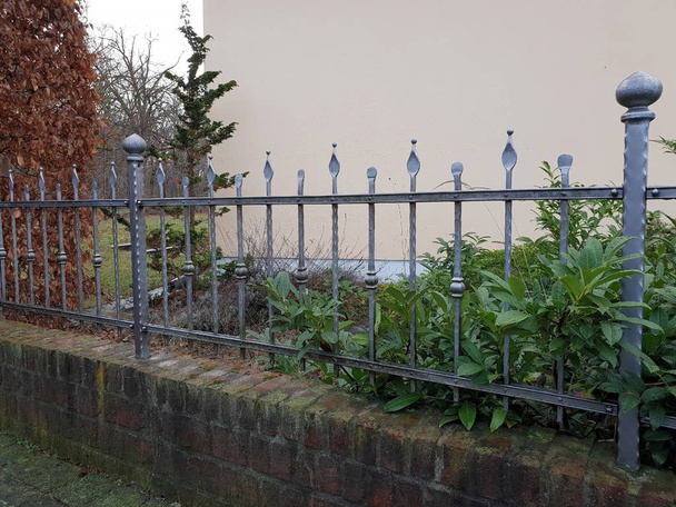 Recinzione da giardino, recinto, cancello, cancello di recinzione di ferro
 - Foto, immagini