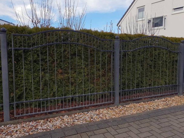 Κήπος φράχτη, φράχτη, πύλη, πόρτα φράχτη του σιδήρου - Φωτογραφία, εικόνα