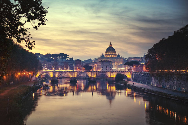 Tiber ja St. Peter Basilica Vatikaanissa - Valokuva, kuva